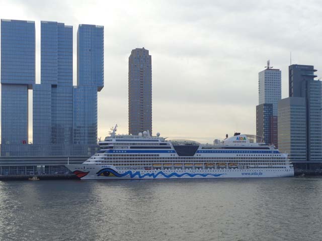 Cruiseschip ms AIDAmar van Aida Cruises aan de Cruise Terminal Rotterdam